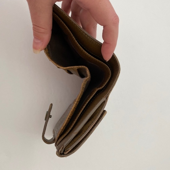 GUCCI GG Supreme Monogram Bifold Wallet - Picture 9 of 14